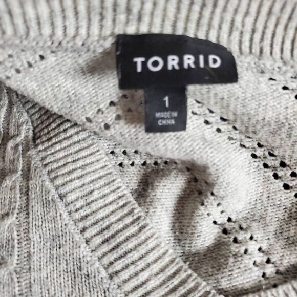 Torrid Size 1 (1X) Light Gray Open Knit V-Neck Sweater 3/4 Sleeve Hi-Lo Hem Pull - Picture 5 of 6